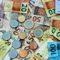 Auxílio de R$ 712 é pago para novo grupo nesta quinta (15); saiba quem recebe
