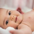 O que causa o cheirinho de bebê de um recém-nascido?