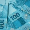 Auxílio de R$ 702 será pago a partir desta sexta; quem recebe?