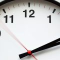 Como abreviar horas: “h”, “H”, “hs” ou “hrs”? Descubra a resposta correta