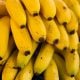 Não é na geladeira: veja a forma recomendada de guardar bananas