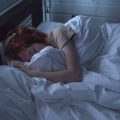 Qual é o melhor horário para dormir à noite? Estudo responde