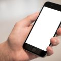 Quer tirar água do iPhone? Colocar arroz pode não ser uma boa ideia