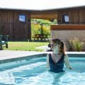 Caso você sinta um forte cheiro de ‘cloro’ na piscina, é melhor sair dela