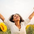 Ciência: 6 hábitos que te deixam mais feliz consigo mesmo