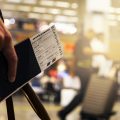 Qual é o significado da sigla “SSSS” no cartão de embarque internacional?