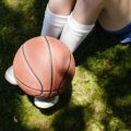 Por que, geralmente, a bola de basquete tem cor alaranjada?