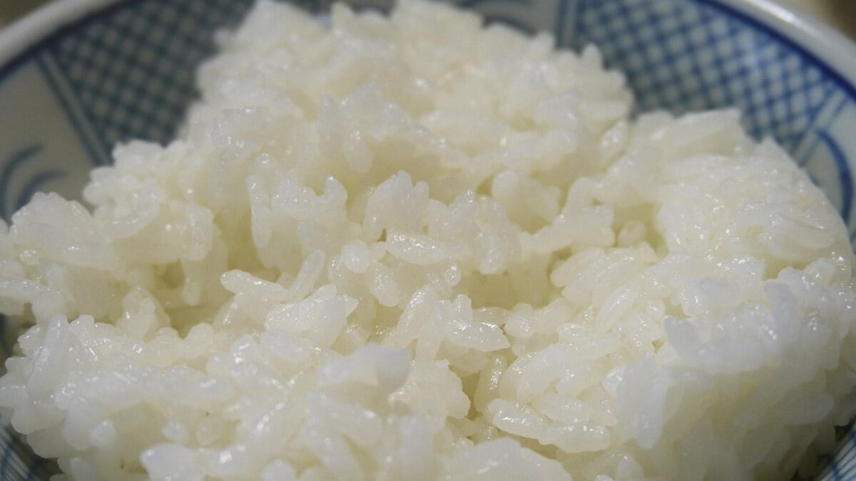 Qual a diferença de fazer arroz com água quente ou fria, por que cozinhar o arroz com água quente, qual é o truque para o arroz ficar soltinho, precisa colocar água quente no arroz.