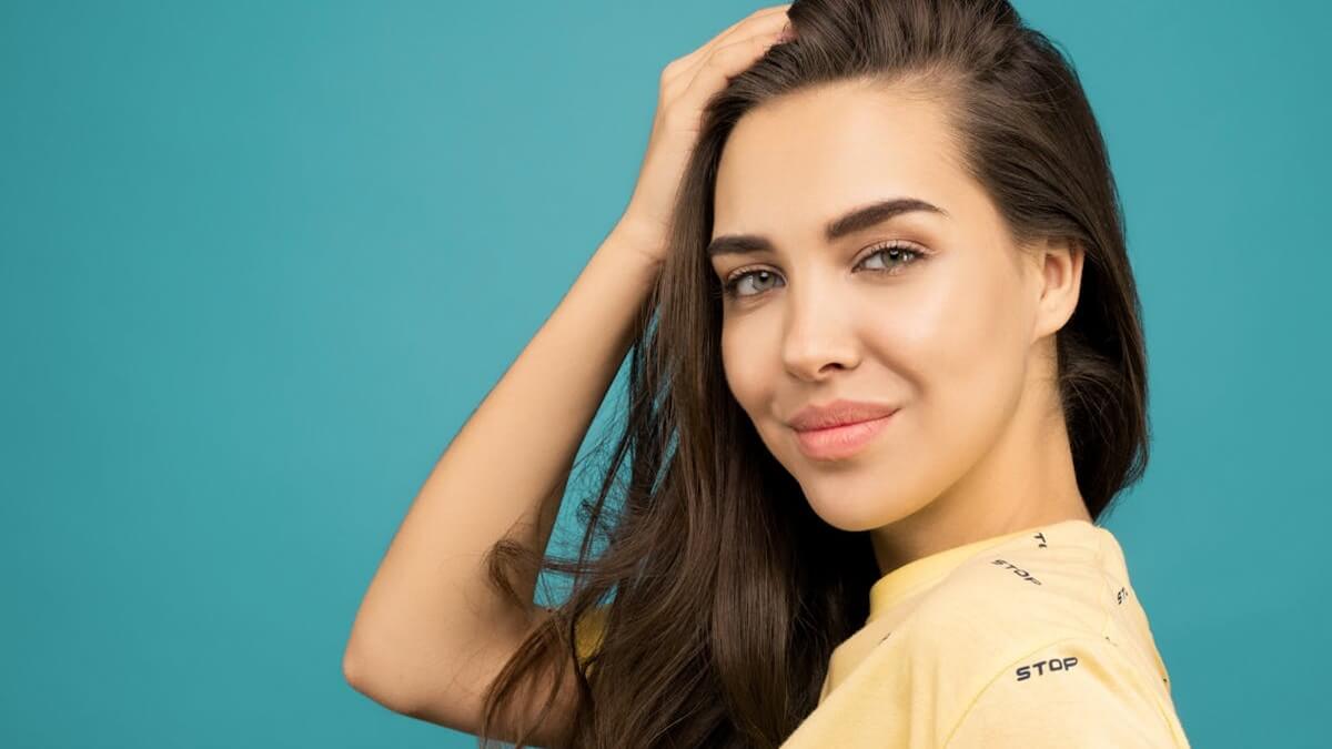 O que significa mexer no cabelo na linguagem corporal, o que significa mexer no cabelo em psicologia, o que significa quando uma pessoa fica mexendo no cabelo.